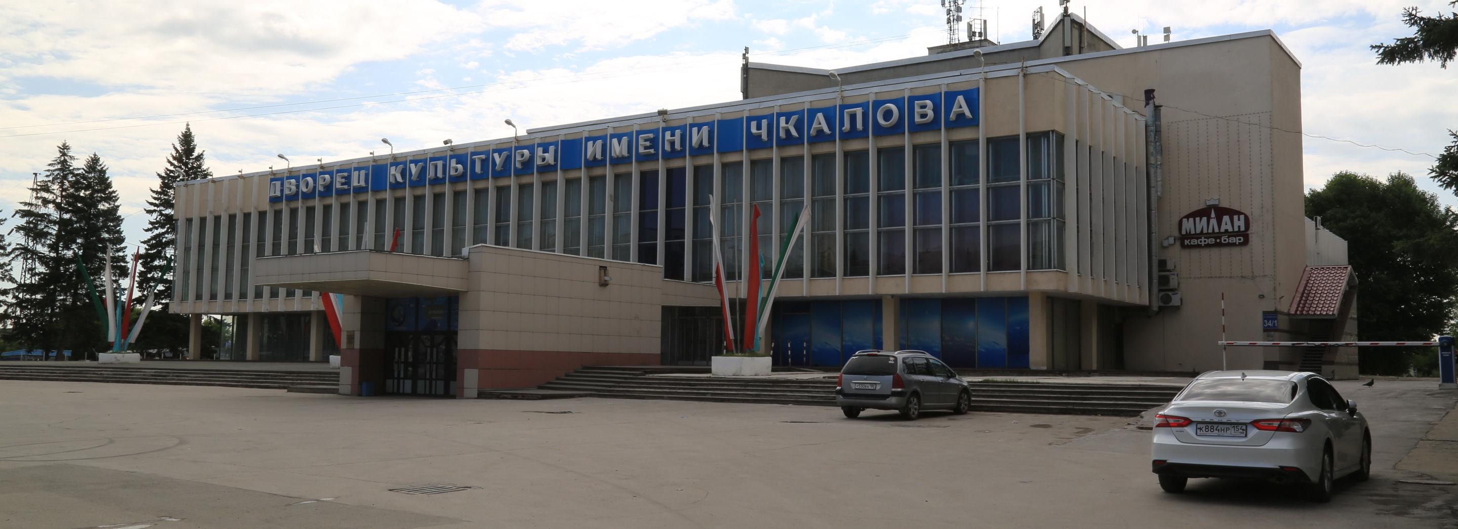 Фасад Дома культуры имени Чкалова на проспекте Дзержинского в Новосибирске