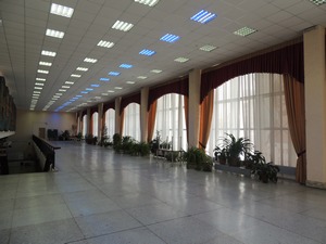 Светлое фойе второго этажа с большими окнами